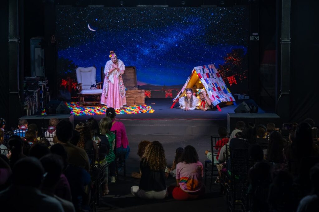 Cinema e teatro gratuitos ampliam acesso à cultura na Vila da Criança