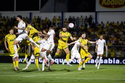 Com um a mais, Mirassol vence e complica Internacional no Brasileirão