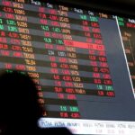 Dólar cai a R$ 5, e bolsa sobe quase 8% após primeiro turno