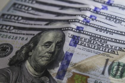 Dólar cai para R$ 5,01 com exterior e expectativa eleitoral no Brasil