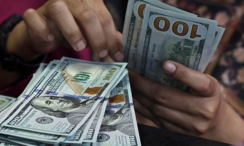 Dólar fecha abaixo de R$ 5 pela primeira vez desde maio