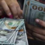 Dólar fecha abaixo de R$ 5 pela primeira vez desde maio