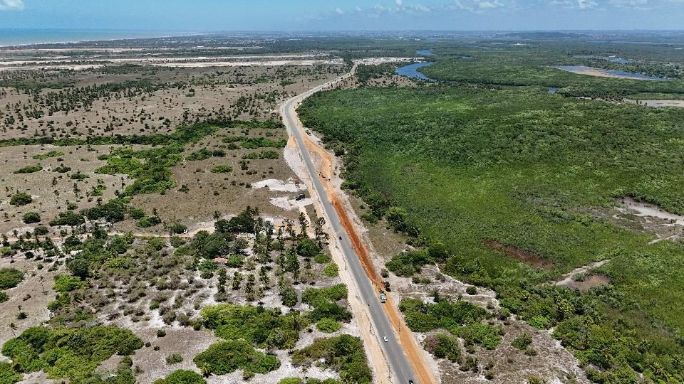 Duplicação da SE-100 avança na Barra dos Coqueiros com serviços de limpeza e terraplanagem