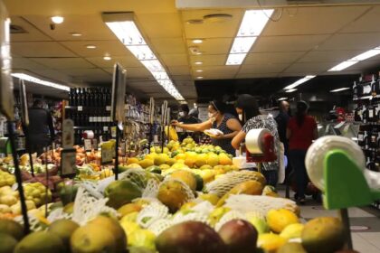 INPC, inflação que corrige salários, acumula 4,29% em 12 meses
