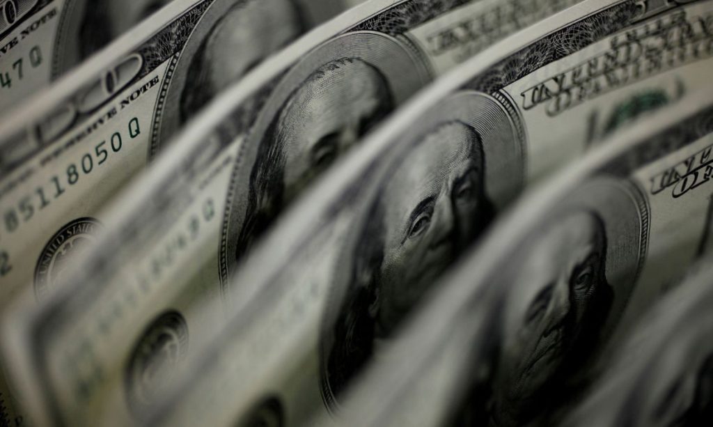 Ibovespa cai 2,68%, e dólar fecha em leve baixa a R$ 5,34