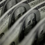 Ibovespa cai 2,68%, e dólar fecha em leve baixa a R$ 5,34