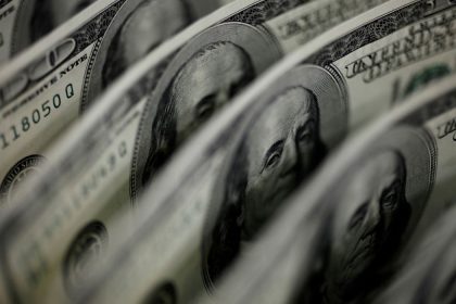 Ibovespa cai 2,68%, e dólar fecha em leve baixa a R$ 5,34