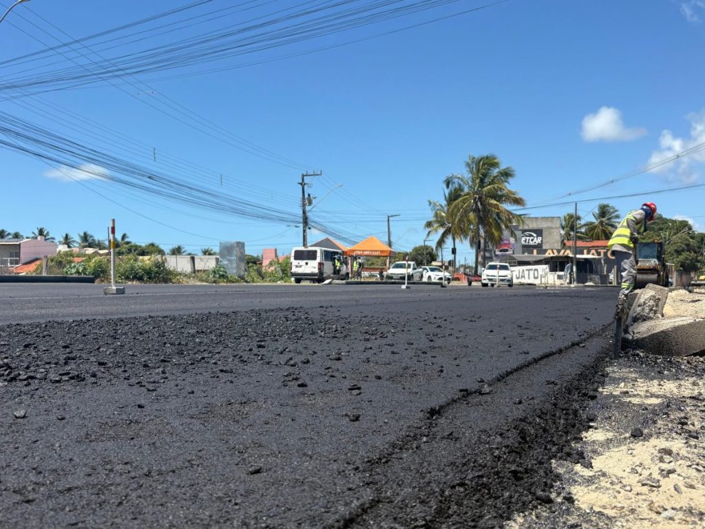 Obra na Rodovia dos Náufragos avança e recebe primeira camada asfáltica